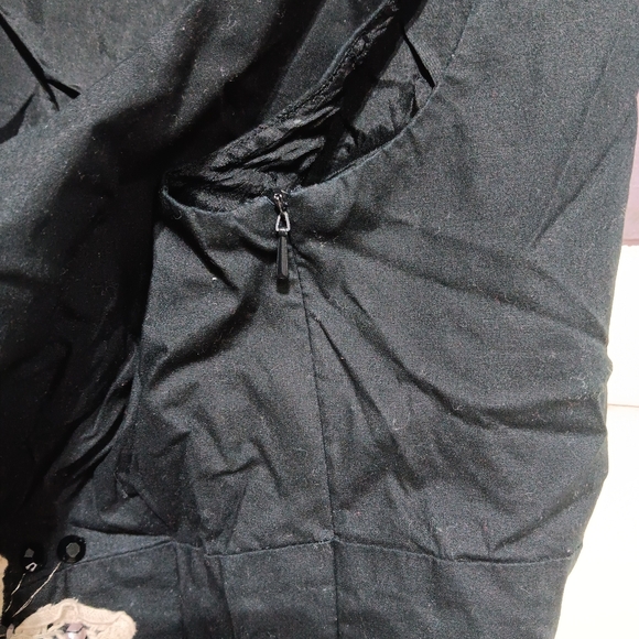 Ladies black, no sleeve design on stomach.small - Picture 5 of 5